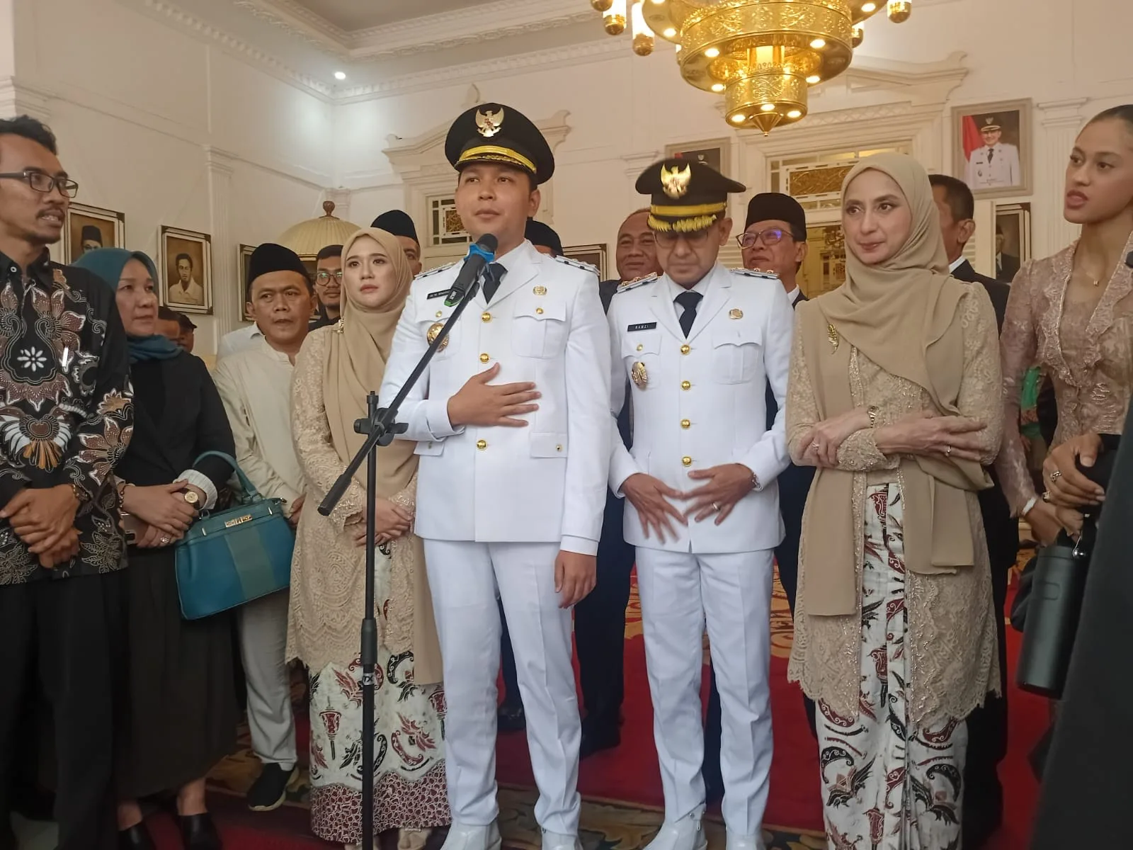 Bupati dan Wakil Bupati Cianjur, Wahyu-Ramzi, disambut meriah usai pelantikan bersejarah oleh Presiden di Istana Negara.