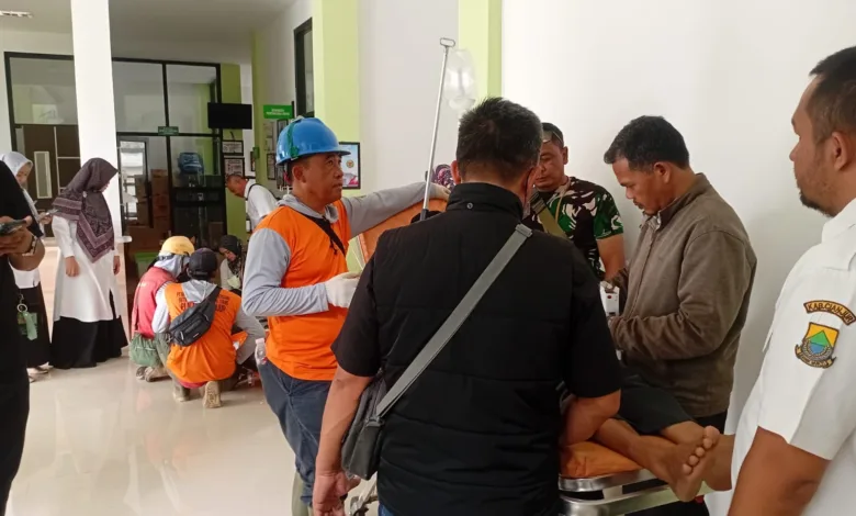 Dua pekerja PLN mengalami kecelakaan kerja akibat tersengat listrik di Jalan Aria Wiratanudatar Cimenteng, Kelurahan Muka, Kecamatan Cianjur, pada Rabu (5/2/2025) pukul 10.00 WIB.