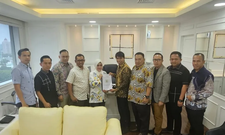 Dukung Perjuangan Tenaga Honorer R2 dan R3, Ketua DPRD Cianjur Metty Triantika Bersama Komisi I Serahkan Aspirasi ke DPR RI