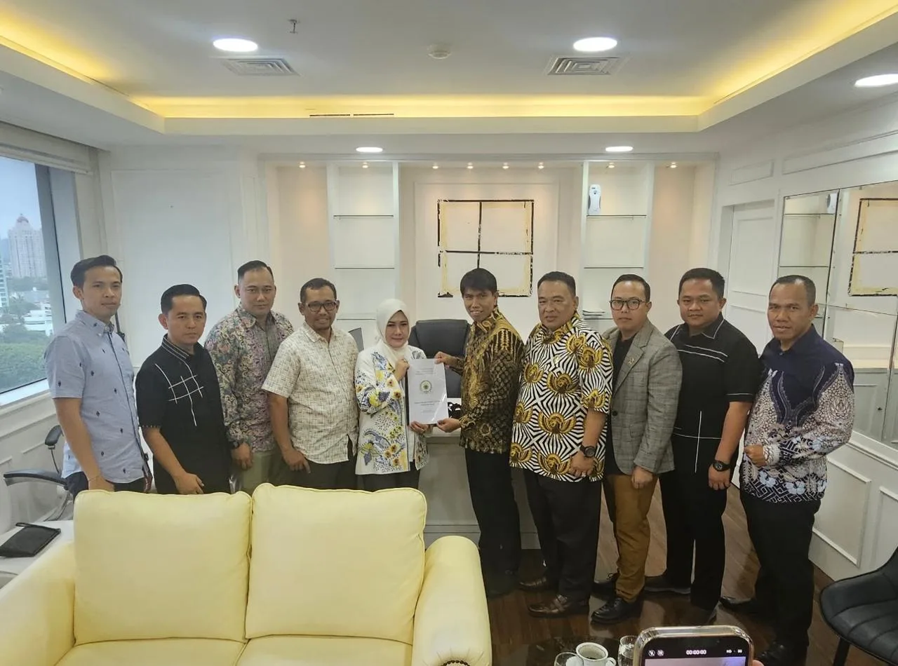 Dukung Perjuangan Tenaga Honorer R2 dan R3, Ketua DPRD Cianjur Metty Triantika Bersama Komisi I Serahkan Aspirasi ke DPR RI