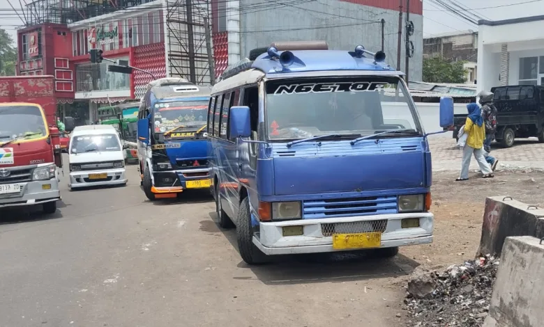 Marak Travel Gelap, Sopir Elf Cianjur Sepi Penumpang Tidur di Terminal Hingga Tiga Hari