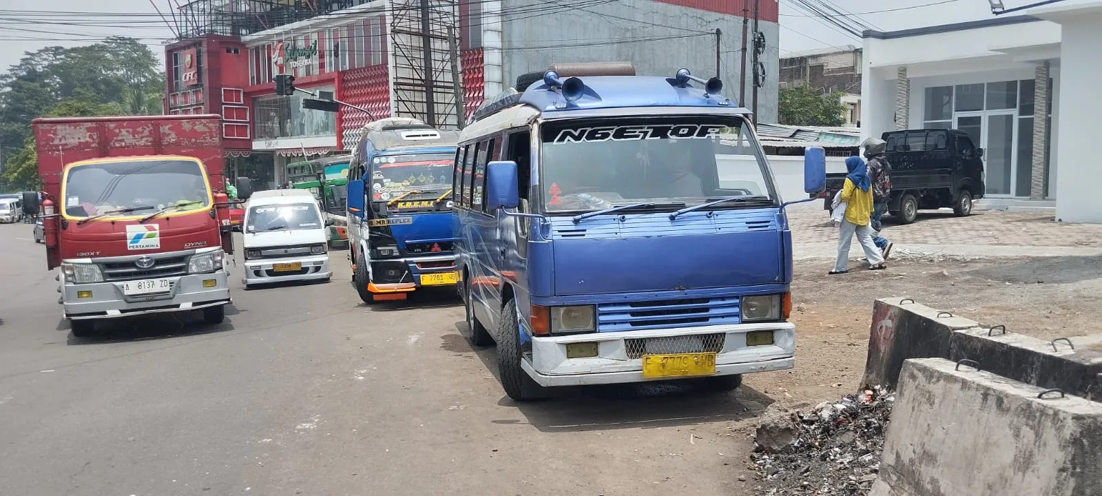 Marak Travel Gelap, Sopir Elf Cianjur Sepi Penumpang Tidur di Terminal Hingga Tiga Hari