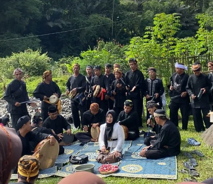 Sambut Ramadhan, Warga Adat Miduana Gelar Mandi Kahuripan Ritual Penyucian