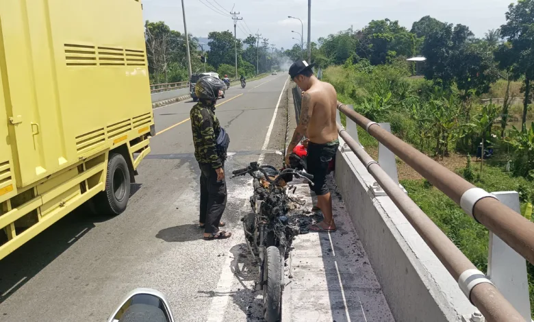 Sebuah motor terbakar di Flyover Veteran Cianjur akibat korsleting listrik.