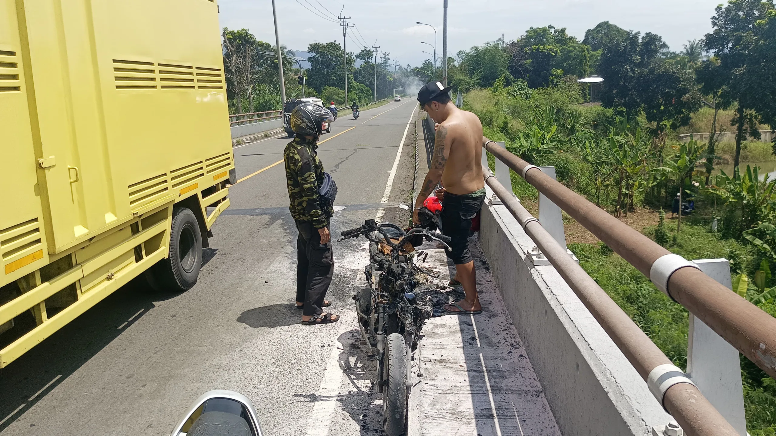 Sebuah motor terbakar di Flyover Veteran Cianjur akibat korsleting listrik.