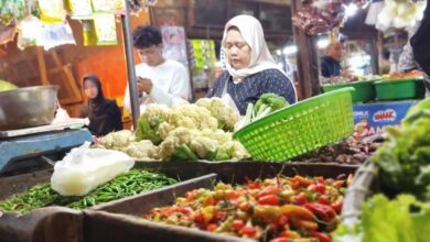 Harga cabai rawit merah di Pasar Muka Ramayana Cianjur melonjak hingga Rp100 ribu per kilogram akibat cuaca buruk dan pasokan terbatas.