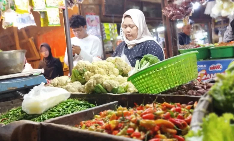 Harga cabai rawit merah di Pasar Muka Ramayana Cianjur melonjak hingga Rp100 ribu per kilogram akibat cuaca buruk dan pasokan terbatas.