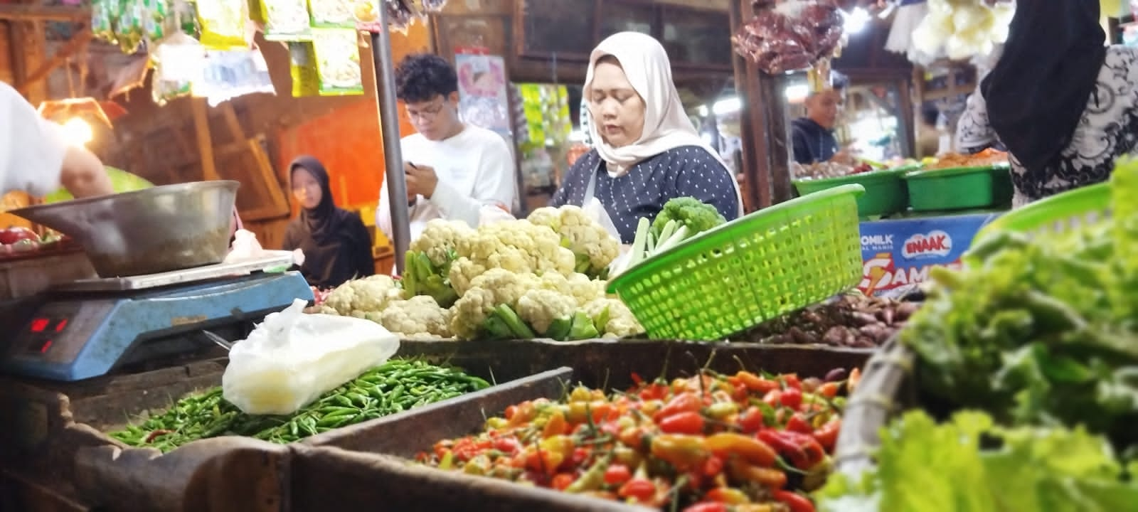 Harga cabai rawit merah di Pasar Muka Ramayana Cianjur melonjak hingga Rp100 ribu per kilogram akibat cuaca buruk dan pasokan terbatas.