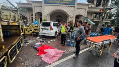 Sebuah truk bermuatan galon terguling di Jalan Raya Sukanagara, Cianjur. Pengemudi terpental keluar dan tewas di tempat.