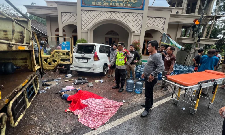 Sebuah truk bermuatan galon terguling di Jalan Raya Sukanagara, Cianjur. Pengemudi terpental keluar dan tewas di tempat.