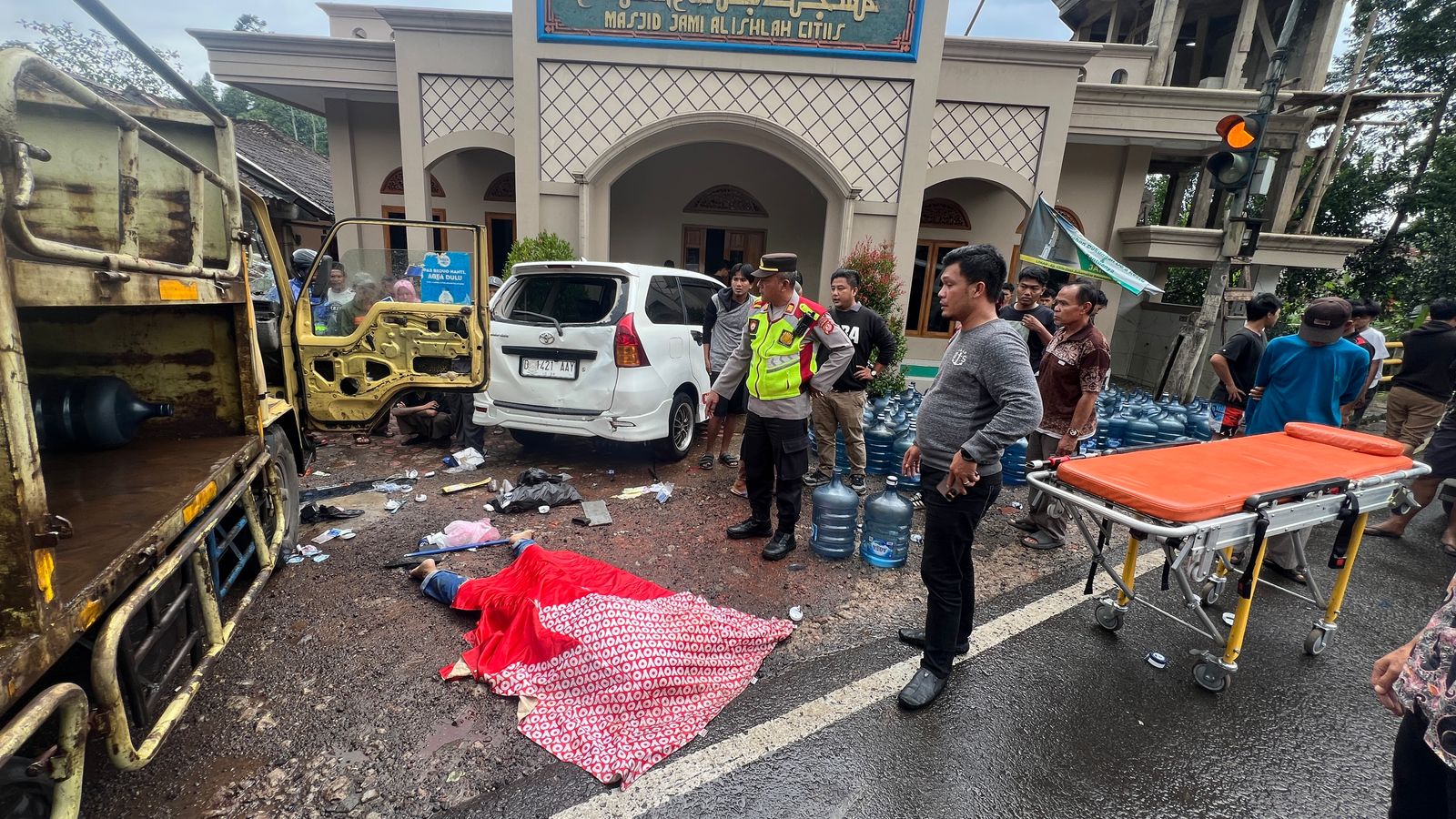 Sebuah truk bermuatan galon terguling di Jalan Raya Sukanagara, Cianjur. Pengemudi terpental keluar dan tewas di tempat.