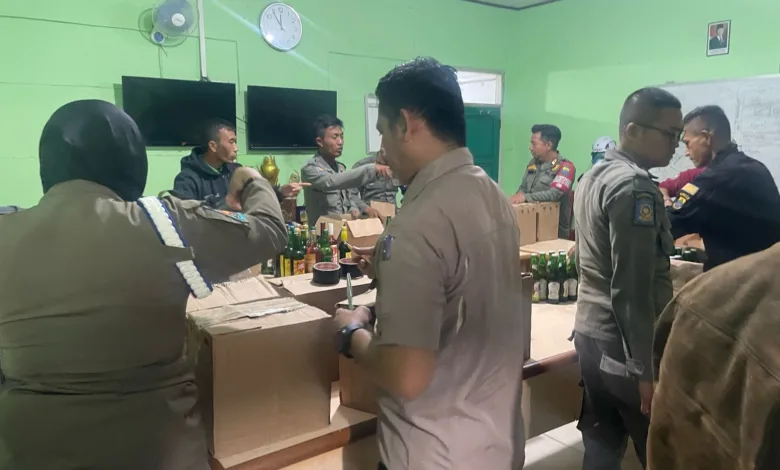 Jelang Ramadhan, Satpol-PP Cianjur Gerebek Depot Jamu, Sita Miras 403 Botol di Dua Titik