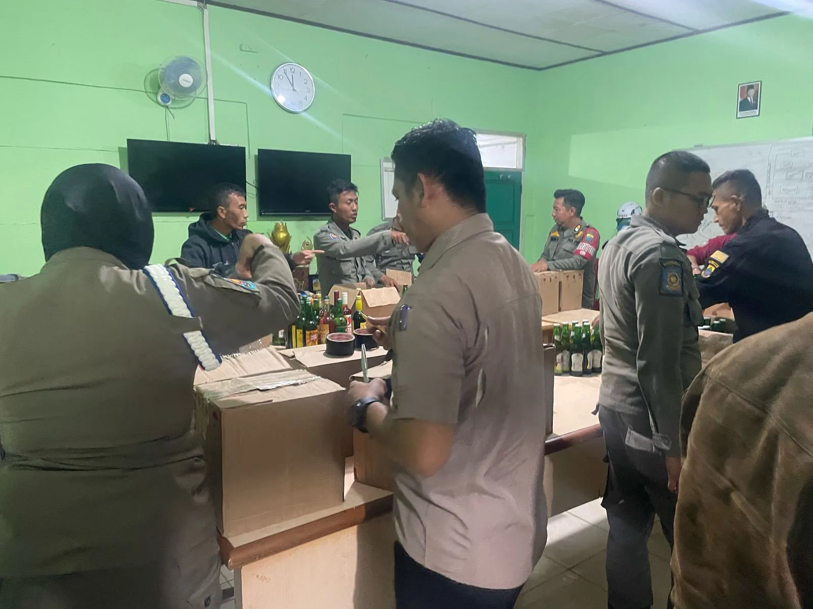 Jelang Ramadhan, Satpol-PP Cianjur Gerebek Depot Jamu, Sita Miras 403 Botol di Dua Titik