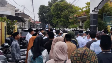 Meta Deskripsi: KH. R. Abdul Halim atau Ajengan Elim wafat di usia 92 tahun. Ratusan warga Cianjur dan sekitarnya mendatangi kediaman almarhum untuk bertakziah. Kabar duka menyelimuti warga Cianjur setelah meninggalnya KH. R. Abdul Halim. Ulama karismatik ini lebih dikenal dengan sebutan Ajengan Elim. Menurut informasi yang dihimpun, Ajengan Elim wafat saat hendak dibawa ke rumah sakit. Kepergiannya terjadi pada Minggu, 8 Februari 2025, sekitar pukul 10.30 WIB. Ajengan Elim merupakan pimpinan Pondok Pesantren Al-Muthmainnah. Beliau juga pernah menjabat sebagai Ketua MUI Cianjur selama 40 tahun. Ulama yang dihormati ini tutup usia pada umur 92 tahun. Kepergiannya meninggalkan duka mendalam bagi masyarakat Cianjur. Ratusan warga sudah memadati kediaman almarhum sejak Senin pagi. Rumah duka terletak di Jalan Oto Iskandardinata, Bojongherang, Cianjur. H. Ahmad Syafei (60), alumni Ponpes Al-Muthmainnah, merasa sangat kehilangan. Menurutnya, Cianjur kehilangan sosok ulama berkarisma dan berilmu tinggi. "Jadi jangan kan saya yang sebagai alumni, semua masyarakat Cianjur sangat kehilangan atas wafatnya KH. R. Abdul Halim dan terpukul," ungkapnya. Ia menambahkan, belum tentu ada ulama lain yang bisa menggantikan beliau. Sosoknya sangat dihormati dalam bidang agama, sosial, dan pemerintahan. "Belum tentu ada lagi penerus ulama-ulama yang seperti ini," katanya. Ratusan pelayat terus berdatangan ke rumah duka. Mereka datang dari berbagai daerah, termasuk luar Cianjur. "Alhamdulillah banyak tadi masyarakat memadati rumah almarhum untuk bertakziah dan melihat jasad almarhum yang terakhir kalinya," imbuhnya. Jenazah Ajengan Elim akan dimakamkan di Pemakaman Pamoyanan. Kepergiannya menjadi kehilangan besar bagi umat Islam di Cianjur.