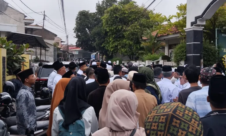 Meta Deskripsi: KH. R. Abdul Halim atau Ajengan Elim wafat di usia 92 tahun. Ratusan warga Cianjur dan sekitarnya mendatangi kediaman almarhum untuk bertakziah. Kabar duka menyelimuti warga Cianjur setelah meninggalnya KH. R. Abdul Halim. Ulama karismatik ini lebih dikenal dengan sebutan Ajengan Elim. Menurut informasi yang dihimpun, Ajengan Elim wafat saat hendak dibawa ke rumah sakit. Kepergiannya terjadi pada Minggu, 8 Februari 2025, sekitar pukul 10.30 WIB. Ajengan Elim merupakan pimpinan Pondok Pesantren Al-Muthmainnah. Beliau juga pernah menjabat sebagai Ketua MUI Cianjur selama 40 tahun. Ulama yang dihormati ini tutup usia pada umur 92 tahun. Kepergiannya meninggalkan duka mendalam bagi masyarakat Cianjur. Ratusan warga sudah memadati kediaman almarhum sejak Senin pagi. Rumah duka terletak di Jalan Oto Iskandardinata, Bojongherang, Cianjur. H. Ahmad Syafei (60), alumni Ponpes Al-Muthmainnah, merasa sangat kehilangan. Menurutnya, Cianjur kehilangan sosok ulama berkarisma dan berilmu tinggi. "Jadi jangan kan saya yang sebagai alumni, semua masyarakat Cianjur sangat kehilangan atas wafatnya KH. R. Abdul Halim dan terpukul," ungkapnya. Ia menambahkan, belum tentu ada ulama lain yang bisa menggantikan beliau. Sosoknya sangat dihormati dalam bidang agama, sosial, dan pemerintahan. "Belum tentu ada lagi penerus ulama-ulama yang seperti ini," katanya. Ratusan pelayat terus berdatangan ke rumah duka. Mereka datang dari berbagai daerah, termasuk luar Cianjur. "Alhamdulillah banyak tadi masyarakat memadati rumah almarhum untuk bertakziah dan melihat jasad almarhum yang terakhir kalinya," imbuhnya. Jenazah Ajengan Elim akan dimakamkan di Pemakaman Pamoyanan. Kepergiannya menjadi kehilangan besar bagi umat Islam di Cianjur.