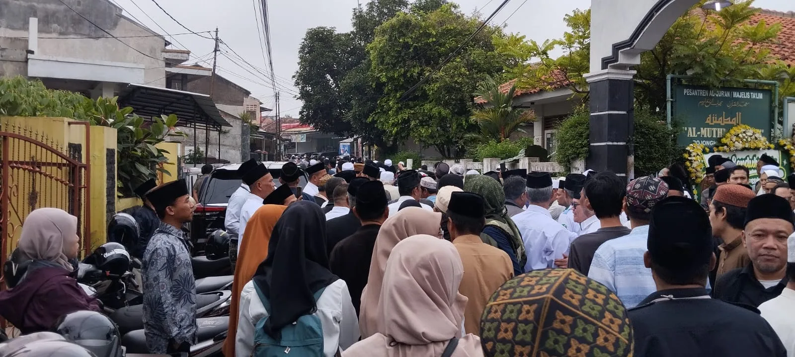 Meta Deskripsi: KH. R. Abdul Halim atau Ajengan Elim wafat di usia 92 tahun. Ratusan warga Cianjur dan sekitarnya mendatangi kediaman almarhum untuk bertakziah. Kabar duka menyelimuti warga Cianjur setelah meninggalnya KH. R. Abdul Halim. Ulama karismatik ini lebih dikenal dengan sebutan Ajengan Elim. Menurut informasi yang dihimpun, Ajengan Elim wafat saat hendak dibawa ke rumah sakit. Kepergiannya terjadi pada Minggu, 8 Februari 2025, sekitar pukul 10.30 WIB. Ajengan Elim merupakan pimpinan Pondok Pesantren Al-Muthmainnah. Beliau juga pernah menjabat sebagai Ketua MUI Cianjur selama 40 tahun. Ulama yang dihormati ini tutup usia pada umur 92 tahun. Kepergiannya meninggalkan duka mendalam bagi masyarakat Cianjur. Ratusan warga sudah memadati kediaman almarhum sejak Senin pagi. Rumah duka terletak di Jalan Oto Iskandardinata, Bojongherang, Cianjur. H. Ahmad Syafei (60), alumni Ponpes Al-Muthmainnah, merasa sangat kehilangan. Menurutnya, Cianjur kehilangan sosok ulama berkarisma dan berilmu tinggi. "Jadi jangan kan saya yang sebagai alumni, semua masyarakat Cianjur sangat kehilangan atas wafatnya KH. R. Abdul Halim dan terpukul," ungkapnya. Ia menambahkan, belum tentu ada ulama lain yang bisa menggantikan beliau. Sosoknya sangat dihormati dalam bidang agama, sosial, dan pemerintahan. "Belum tentu ada lagi penerus ulama-ulama yang seperti ini," katanya. Ratusan pelayat terus berdatangan ke rumah duka. Mereka datang dari berbagai daerah, termasuk luar Cianjur. "Alhamdulillah banyak tadi masyarakat memadati rumah almarhum untuk bertakziah dan melihat jasad almarhum yang terakhir kalinya," imbuhnya. Jenazah Ajengan Elim akan dimakamkan di Pemakaman Pamoyanan. Kepergiannya menjadi kehilangan besar bagi umat Islam di Cianjur.