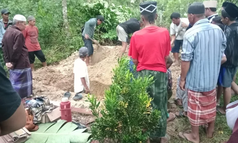 Seorang pria di Cianjur tewas tersambar petir saat berteduh di gubuk.