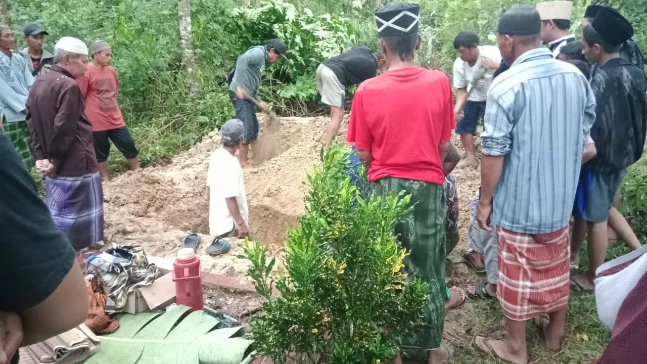 Seorang pria di Cianjur tewas tersambar petir saat berteduh di gubuk.