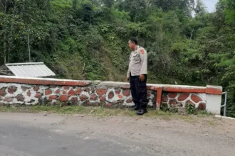 Kecelakaan tunggal di Jembatan Parungbedil, Cianjur, sempat dikira pembacokan.