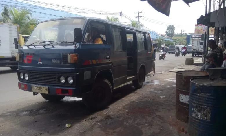 Meningkatnya jumlah travel gelap di Cianjur menunjukkan lemahnya regulasi transportasi yang tidak dapat mengimbangi perkembangan teknologi