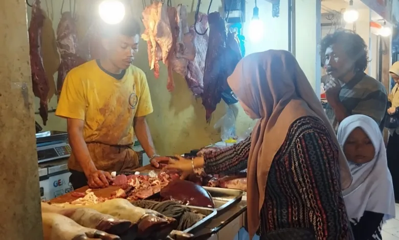 Menjelang Ramadan, harga daging sapi di Pasar Cipanas naik hingga Rp140 ribu per kg.