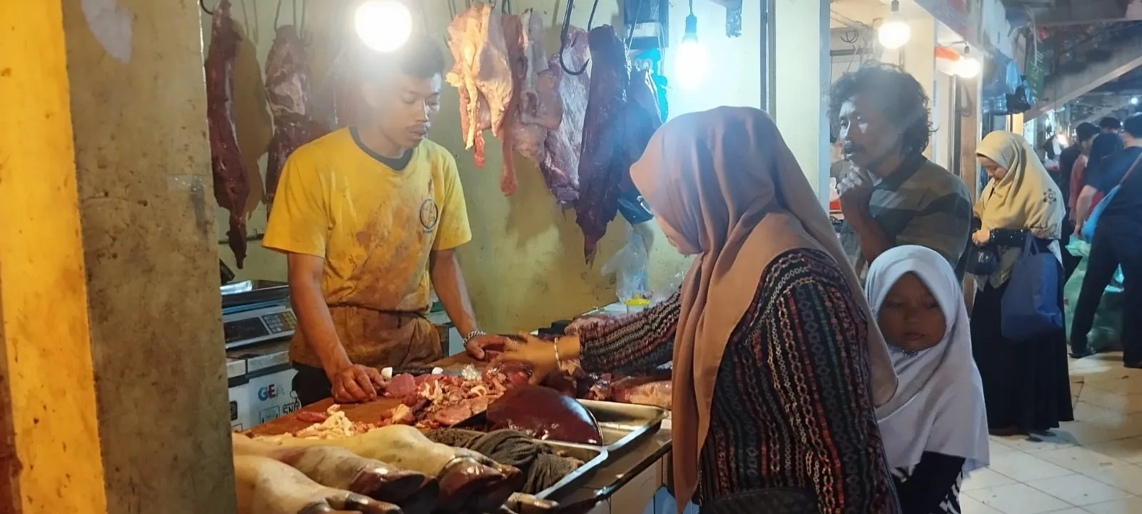 Menjelang Ramadan, harga daging sapi di Pasar Cipanas naik hingga Rp140 ribu per kg.