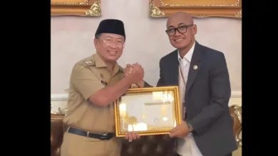 Pemkab) Cianjur menerima penghargaan Universal Health Coverage (UHC) Award dari BPJS Kesehatan