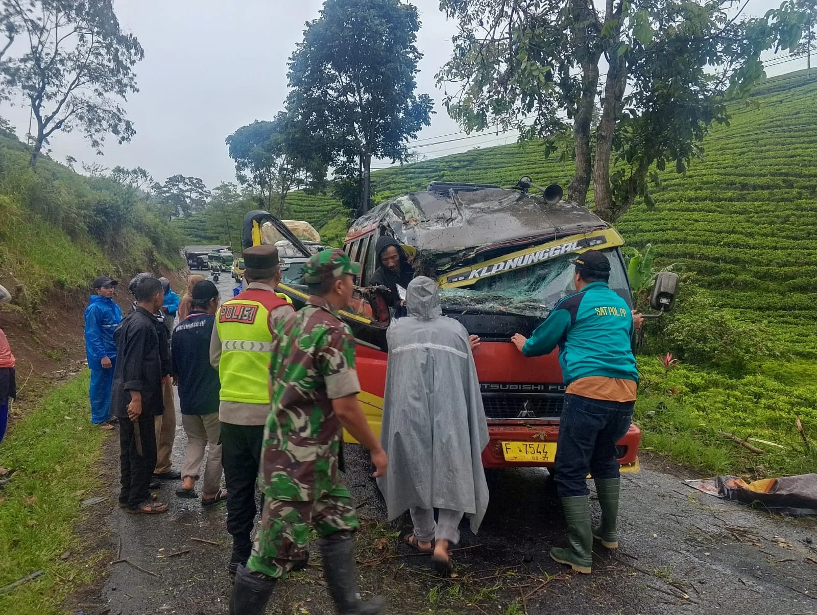 Pohon tumbang menimpa mobil Elf di Sukanagara, Cianjur.