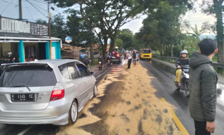 Polisi kesulitan mengungkap penyebab tumpahan oli di Jalan Sukabumi-Cianjur.