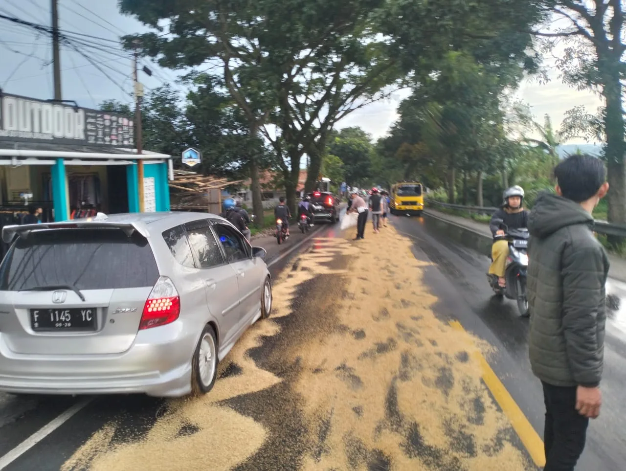 Polisi kesulitan mengungkap penyebab tumpahan oli di Jalan Sukabumi-Cianjur.