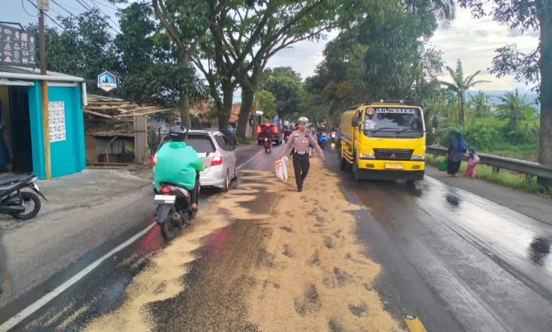 Polisi mengantisipasi tumpahan oli di Jalan Sukabumi-Cianjur yang menyebabkan pengendara motor tergelincir.