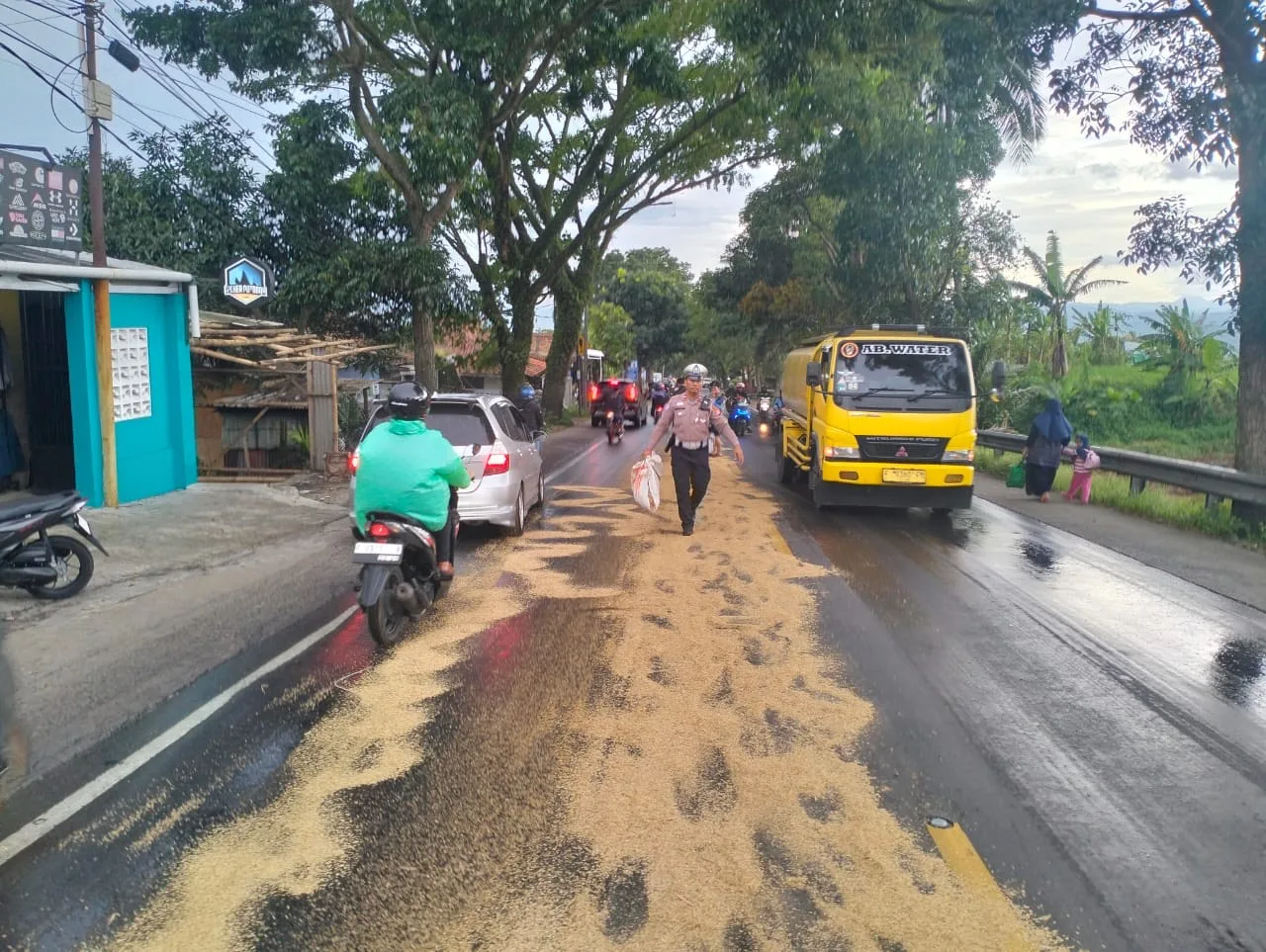 Polisi mengantisipasi tumpahan oli di Jalan Sukabumi-Cianjur yang menyebabkan pengendara motor tergelincir.