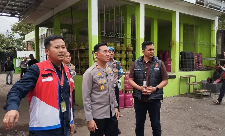 Polisi menggerebek PT Petra Irene Energi di Cianjur atas dugaan pengoplosan gas elpiji 3 kg ke pelaku pengoplosan.