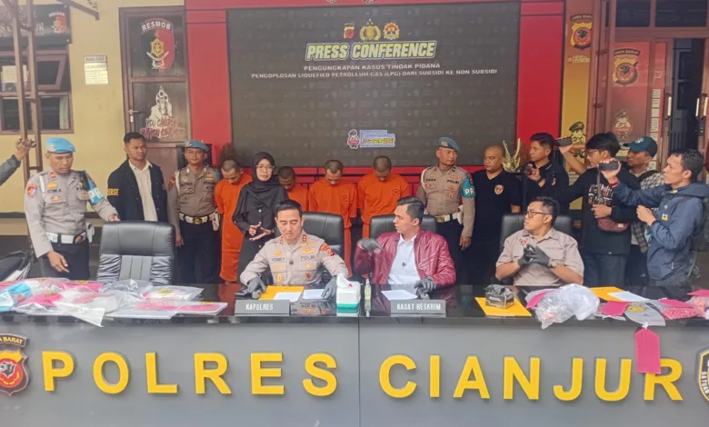 Polres Cianjur mengungkap kasus pengoplosan LPG subsidi yang merugikan negara Rp1 miliar.