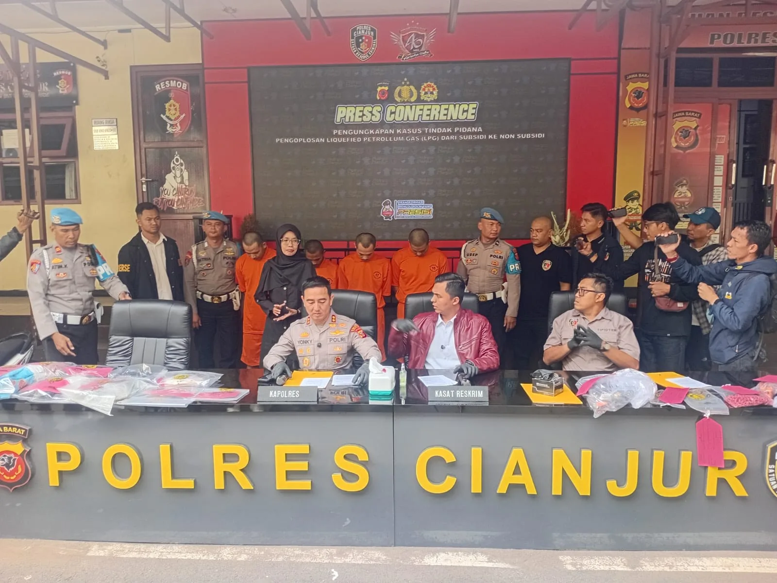 Polres Cianjur mengungkap kasus pengoplosan LPG subsidi yang merugikan negara Rp1 miliar.