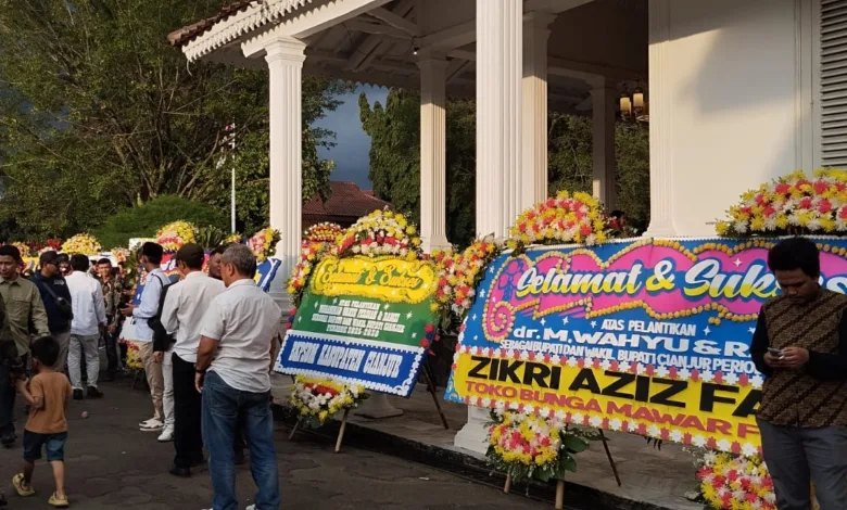 Ratusan karangan bunga membanjiri Pendopo Cianjur sebagai bentuk dukungan bagi Bupati dan Wakil Bupati terpilih, Wahyu-Ramzi, usai pelantikan oleh Presiden Prabowo Subianto.