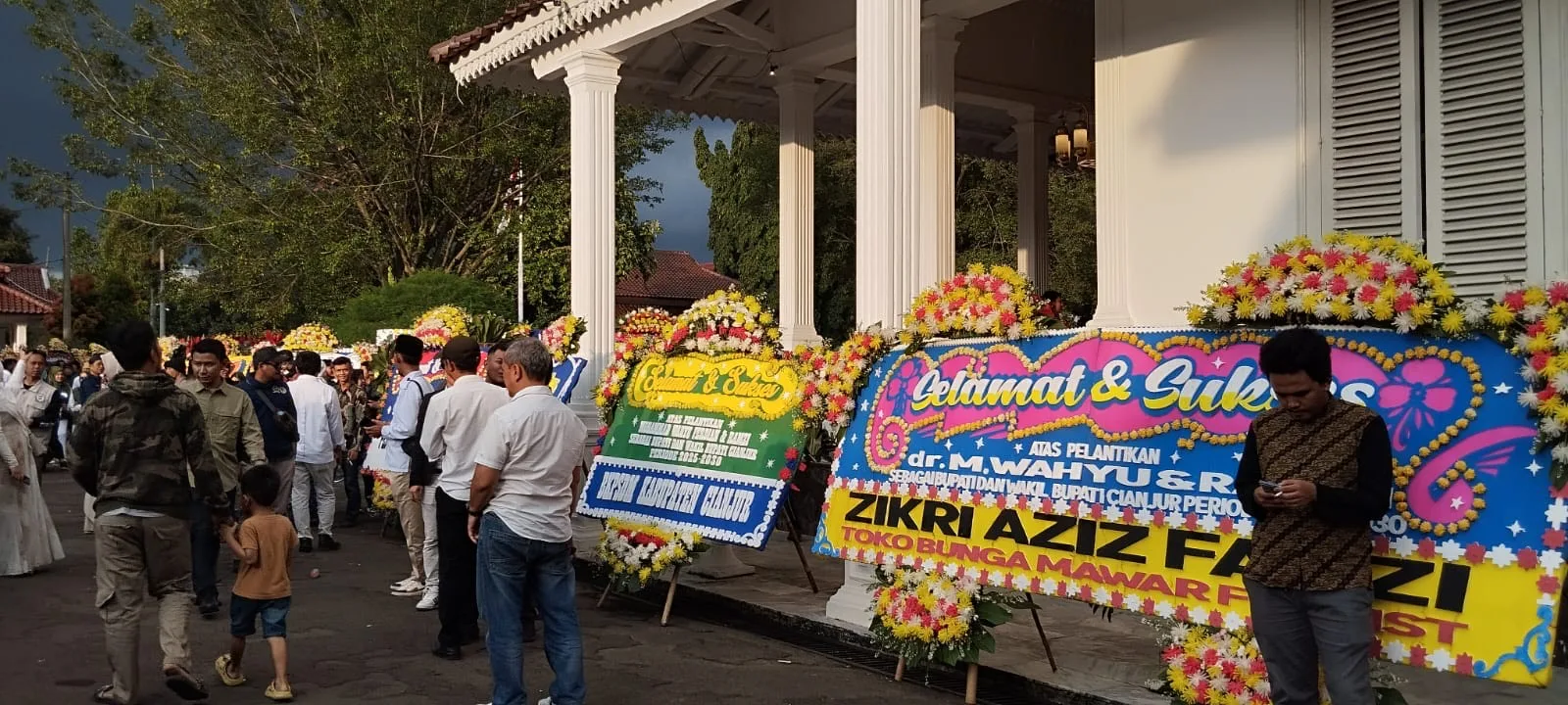 Ratusan karangan bunga membanjiri Pendopo Cianjur sebagai bentuk dukungan bagi Bupati dan Wakil Bupati terpilih, Wahyu-Ramzi, usai pelantikan oleh Presiden Prabowo Subianto.