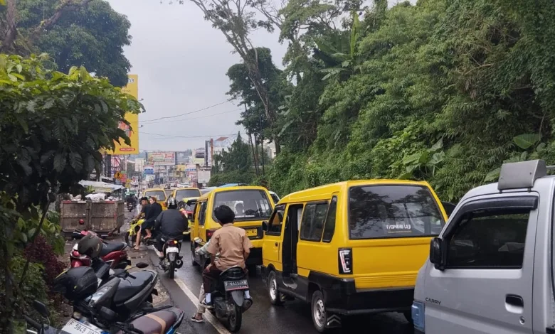 Sehari jelang Ramadan, kemacetan terjadi di jalur Cipanas Puncak akibat lonjakan pengunjung Pasar Cipanas.