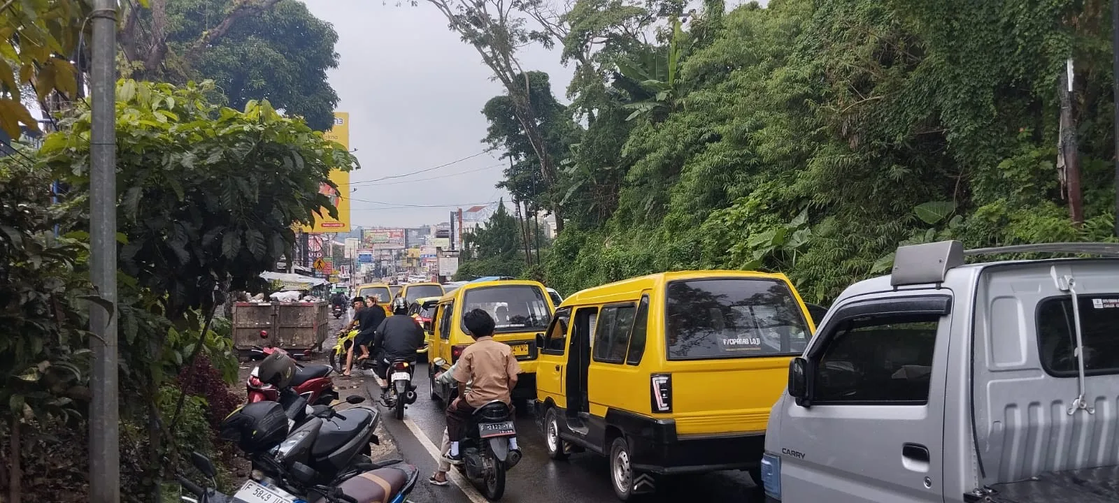 Sehari jelang Ramadan, kemacetan terjadi di jalur Cipanas Puncak akibat lonjakan pengunjung Pasar Cipanas.