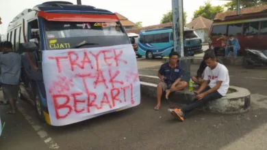 Transportasi umum di Cianjur, seperti elf, kian ditinggalkan penumpang. Banyak yang beralih ke travel gelap