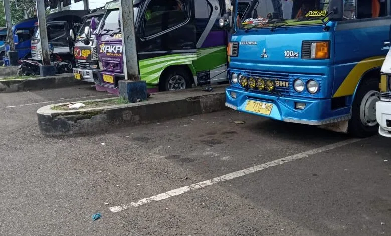 Travel gelap di Cianjur Selatan merugikan sopir elf yang terancam kehilangan pendapatan karena penumpang beralih ke layanan antar-jemput ilegal.