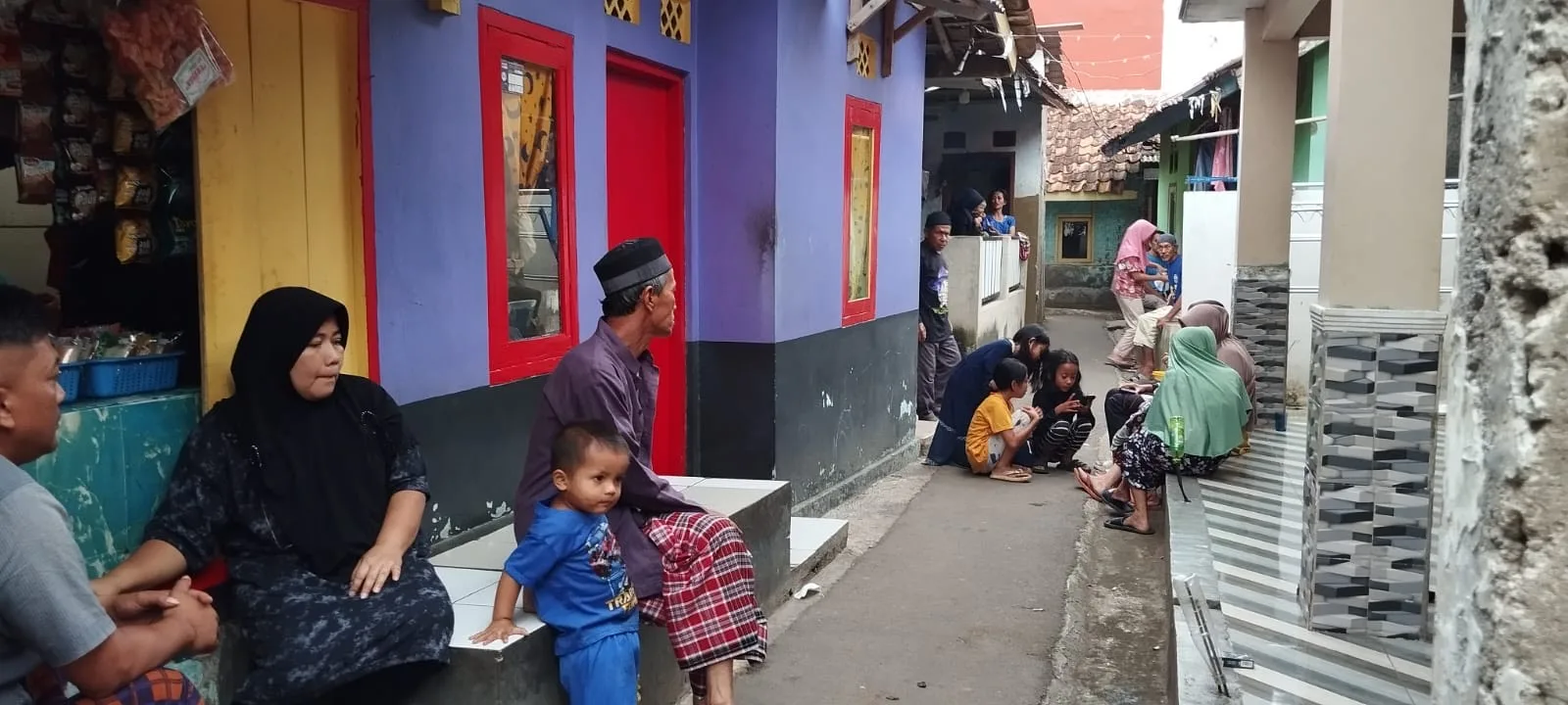 Warga Kampung Kademangan Desa Kademangan, Kecamatan Mande, Cianjur bertekad lebih waspada setelah pesta miras yang menewaskan 9 orang