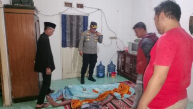 Seorang pria di Cianjur ditemukan tewas gantung diri di kusen pintu kamar.