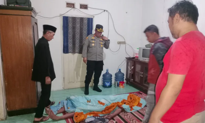 Seorang pria di Cianjur ditemukan tewas gantung diri di kusen pintu kamar.