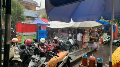 Hujan deras menyebabkan banjir di Bazar Ramadhan Cianjur akibat drainase buruk.