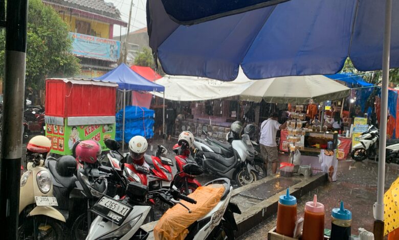 Hujan deras menyebabkan banjir di Bazar Ramadhan Cianjur akibat drainase buruk.