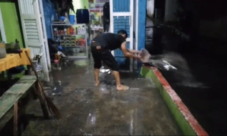 Hujan deras di Kampung Tipar, Desa Hegarmanah, Kecamatan Karangtengah, Cianjur menyebabkan banjir setinggi 40 cm.