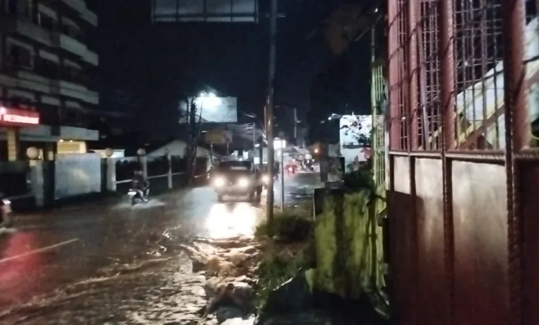 Hujan deras sebabkan banjir drainase di Jalan Raya Cipanas.