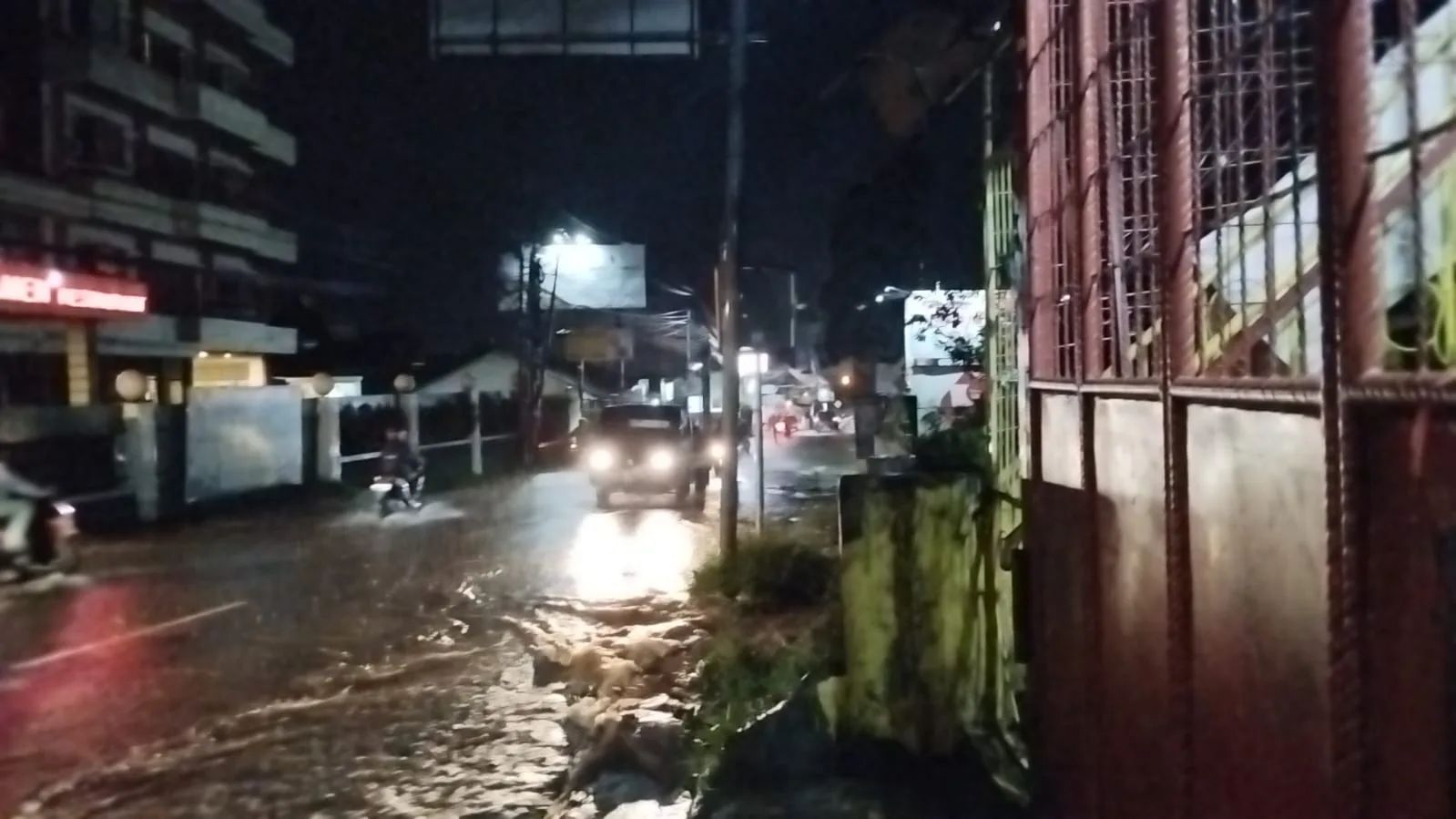 Hujan deras sebabkan banjir drainase di Jalan Raya Cipanas.