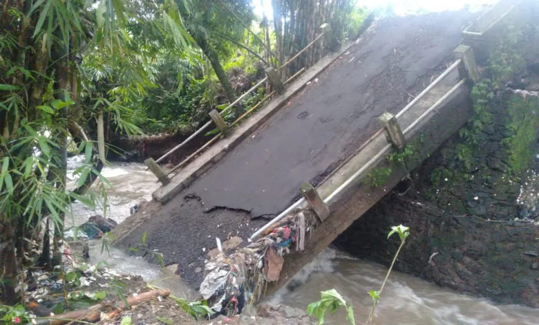 Jembatan di Ciwalen Sukaresmi Putus Tergerus Luapan Air Sungai, Ribuan Jiwa Terisolir